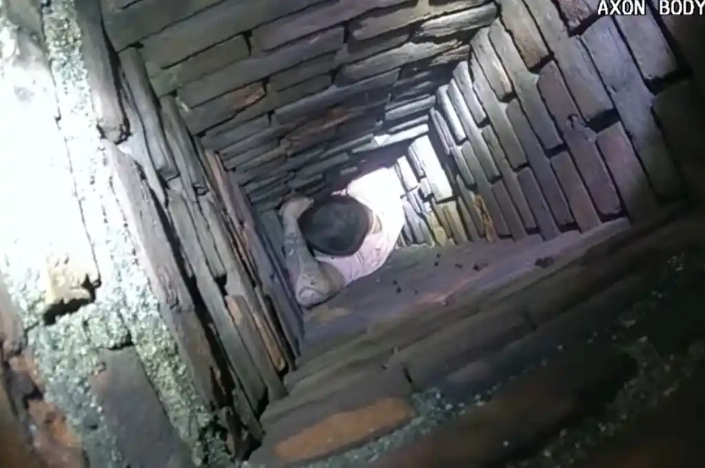 Los bomberos tuvieron que romper una parte de la chimenea.