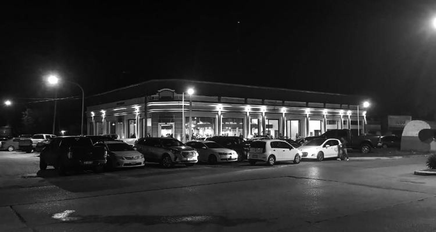 Un almacén de autos en una histórica esquina sampedrina