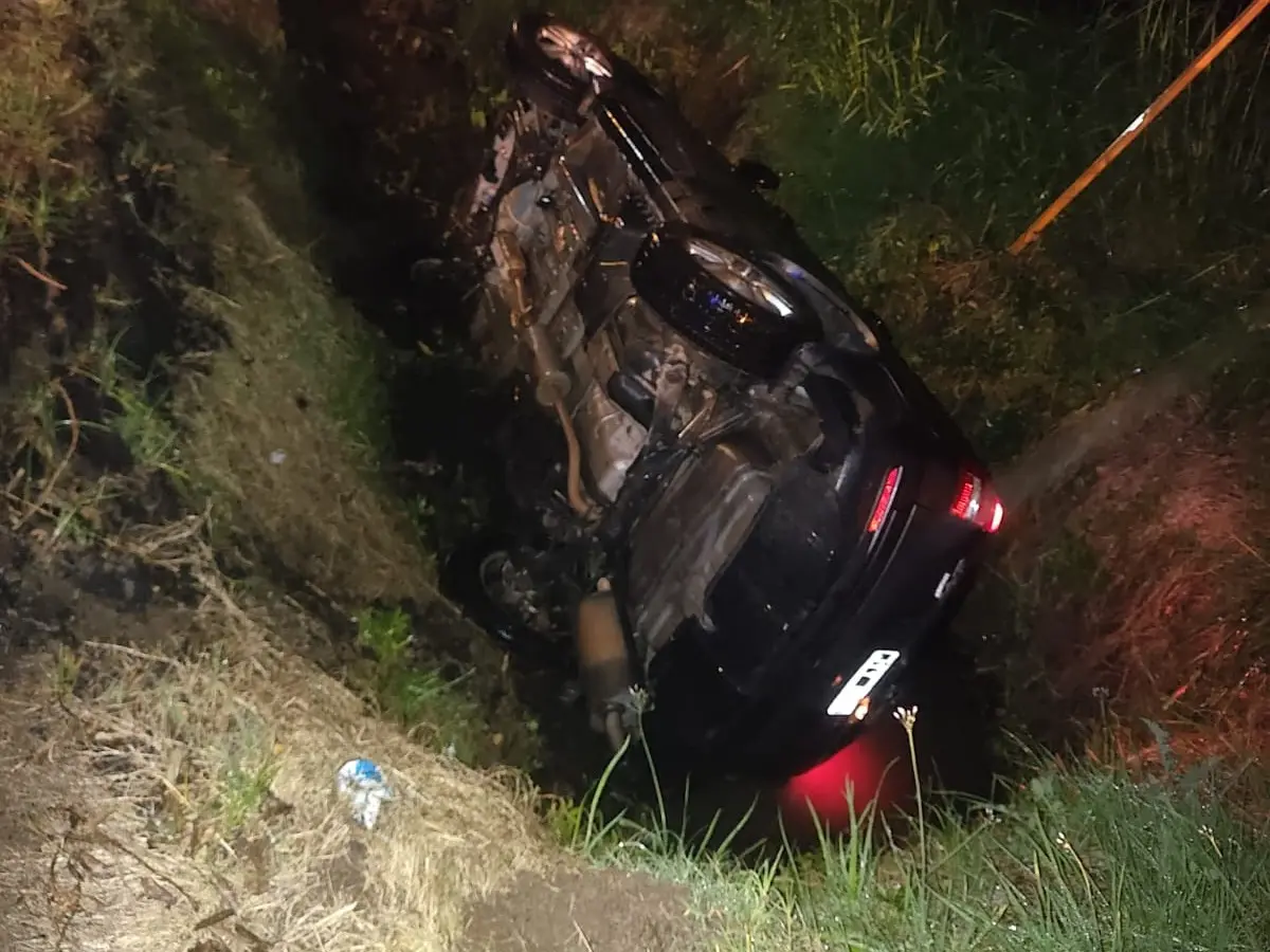 Así quedó el automóvil al caer en el zanjón.