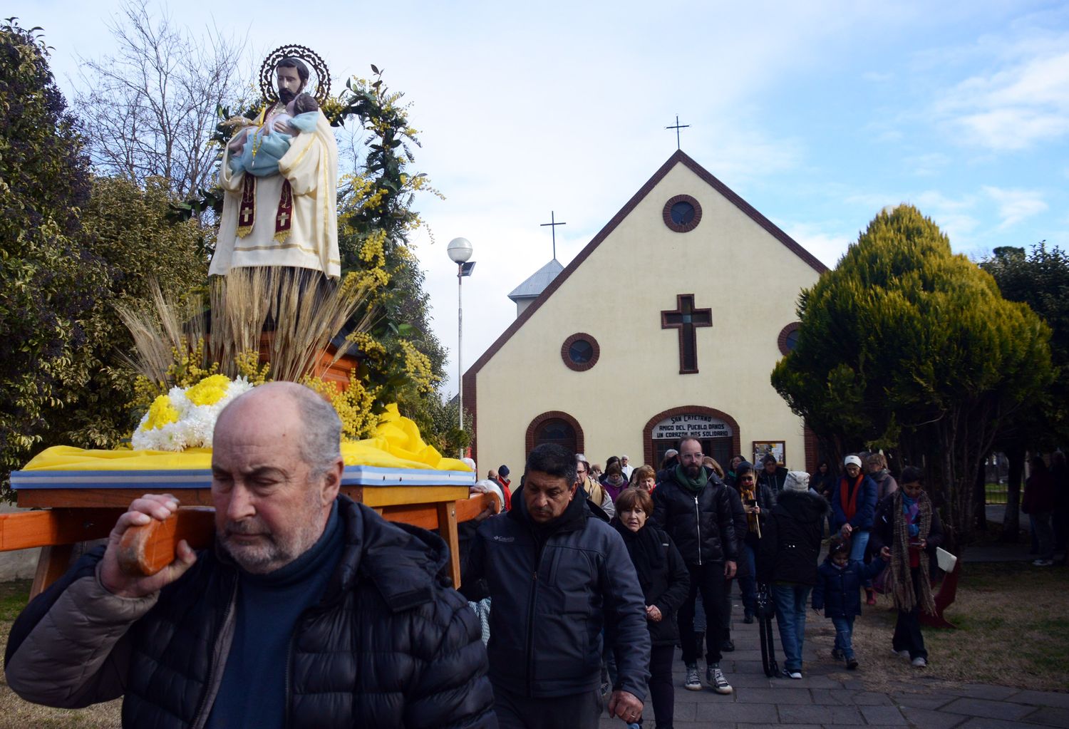 La procesión de San Cayetano por el barrio 25 de mayo.