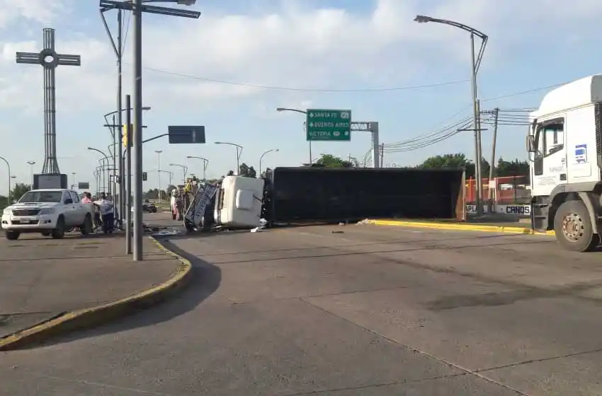 Impactante choque y vuelco de camiones en zona norte