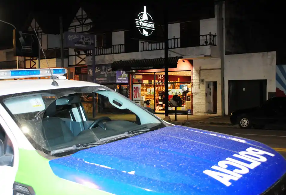 Un hombre armado amenazó al dueño de una  vinería y le robó dinero y una botella de whisky