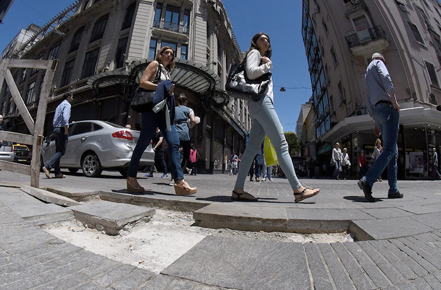 Baldosas flojas: nueva falla en Sarmiento y Córdoba