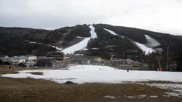 EL INSÓLITO CIERRE de una estación  de esquí en Suiza por «falta de nieve»