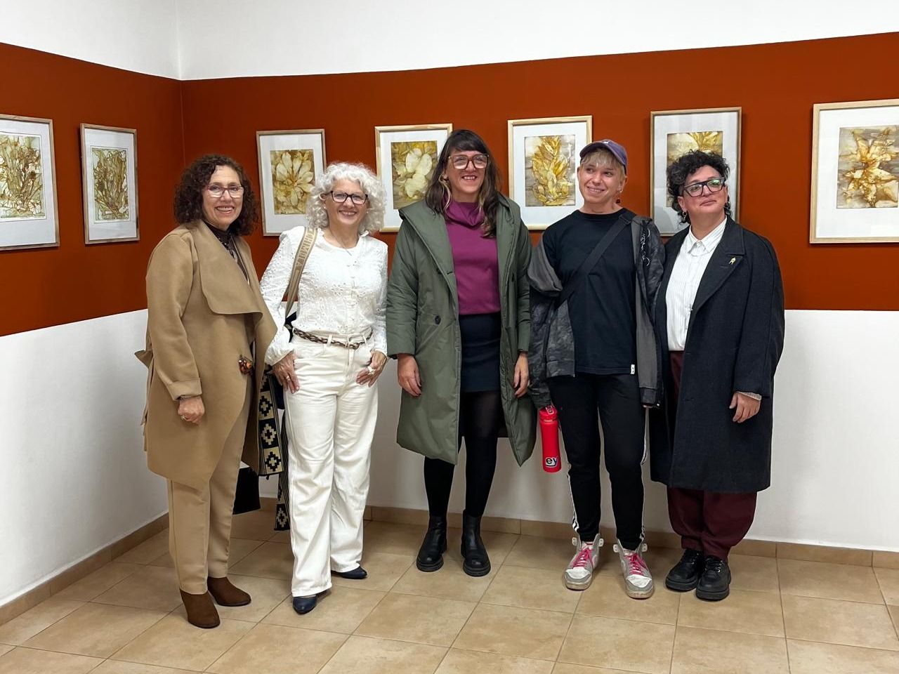 Beatriz Vallaro y Patricia Carro (ambas a la izquierda de la imagen), junto a autoridades del concurso.