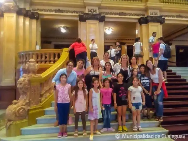 La Escuela Municipal de Danzas "Alas" visitó el Teatro Colón