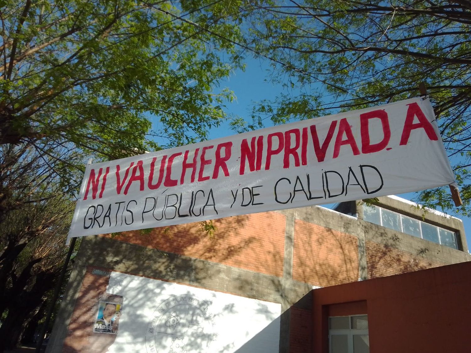 Apareció este cartel en la escuela Industrial 