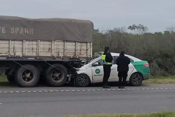 Tragedia por accidente fatal: un auto chocó detrás a un camión y su conductor terminó perdiendo la vida