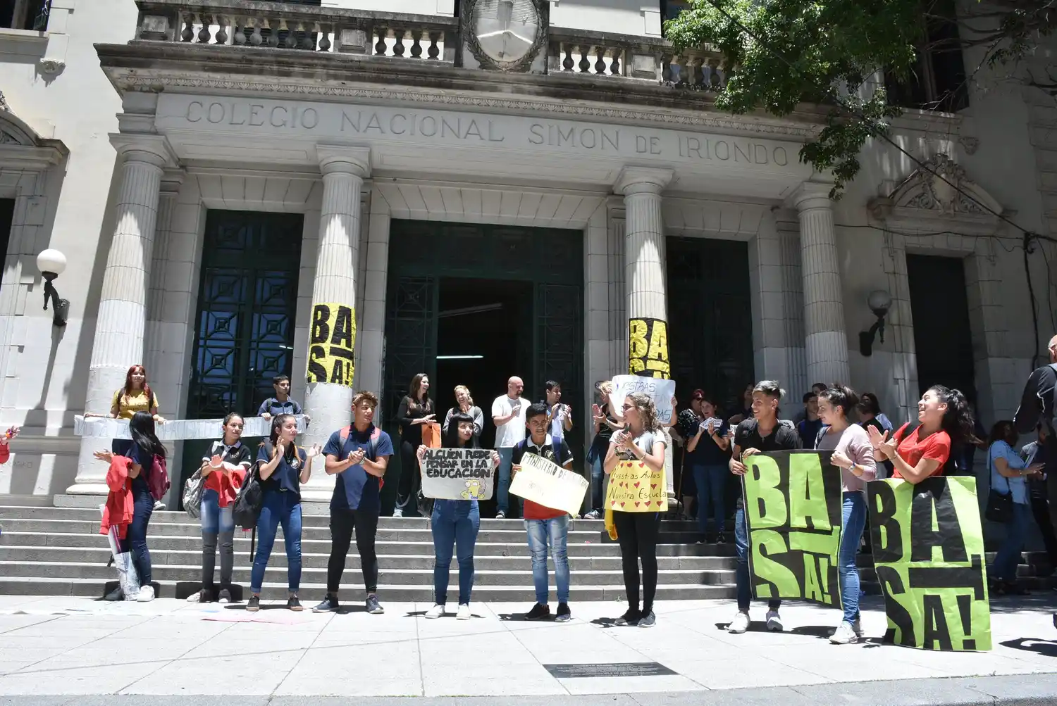 Protesta de la comunidad del Colegio Nacional