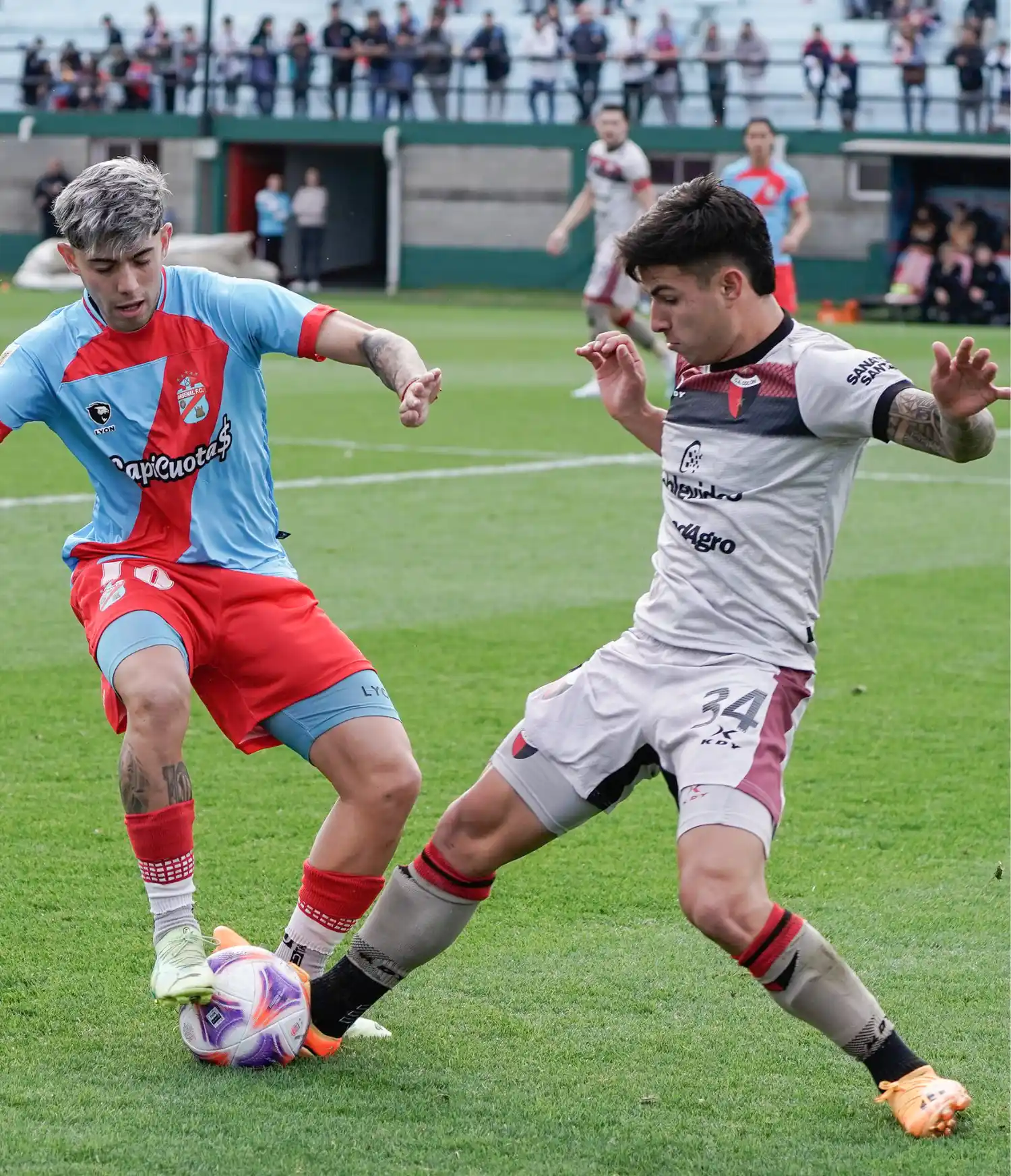 Toloza y Moreyra, en disputa por la pelota.
