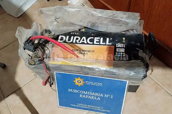 Robaron la batería de un camión, los vio la Policía y salieron corriendo