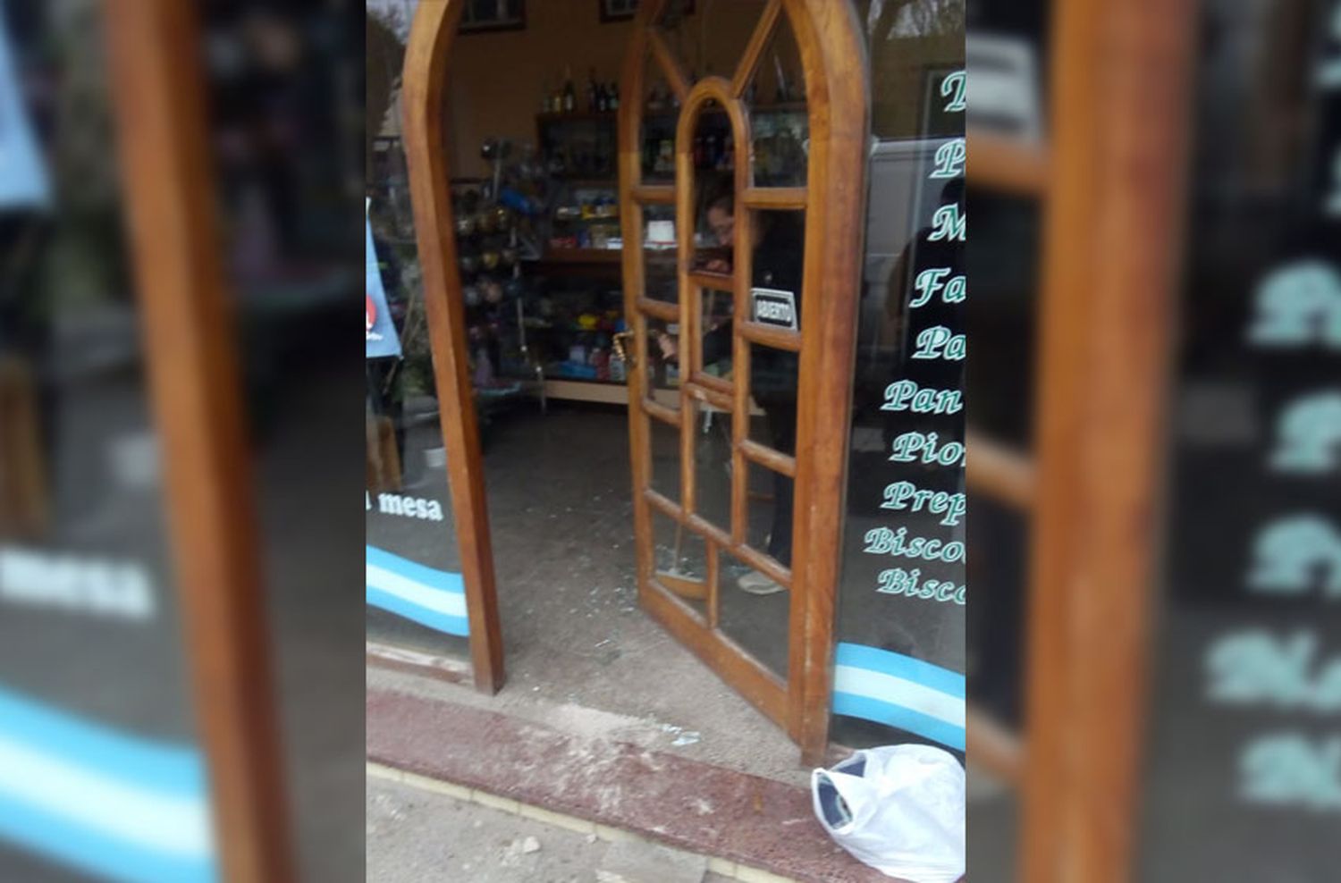 Atraparon a un joven cuando robaba dinero de una panadería