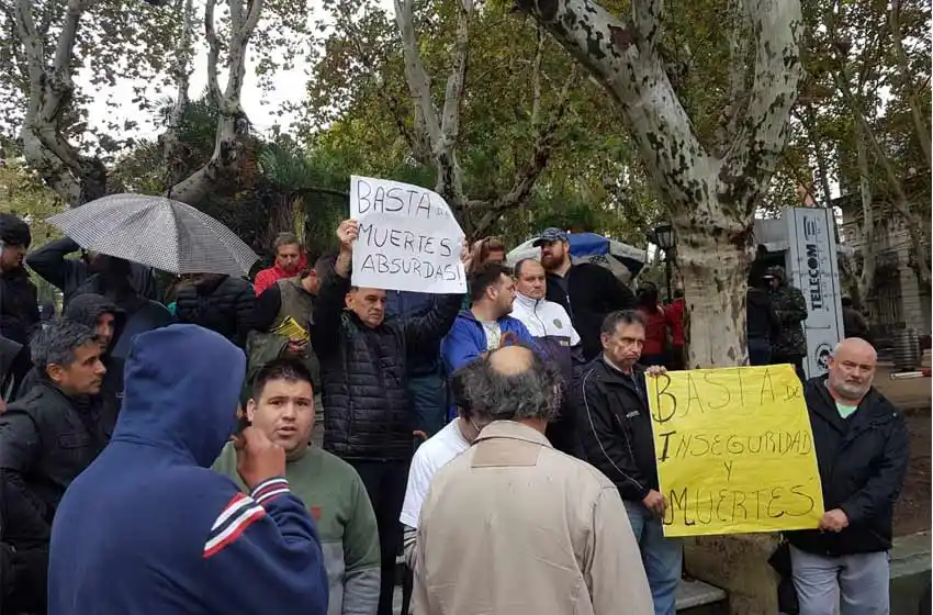 Taxistas y familiares de choferes asesinados reclamaron seguridad frente al municipio