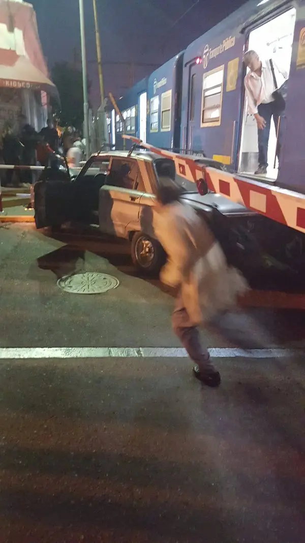 El Tren Roca arrolló un auto que cruzó con barreras bajas en Lomas de Zamora