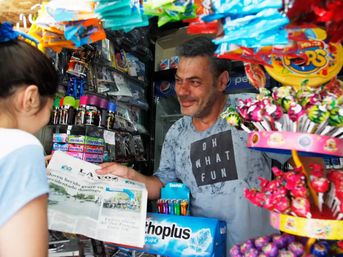 Día del Canillita: llueva, haga mucho calor o frío, siempre llevando el diario