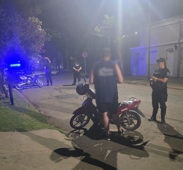 Operativo de control: retuvieron dos motos en un importante despliegue policial en tres barrios de la ciudad - 2