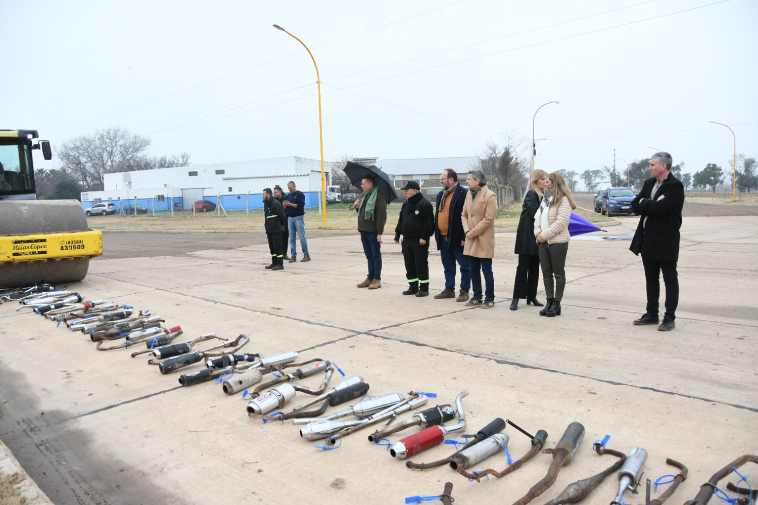Secuestran las motos, sacan el escape y lo aplastan.