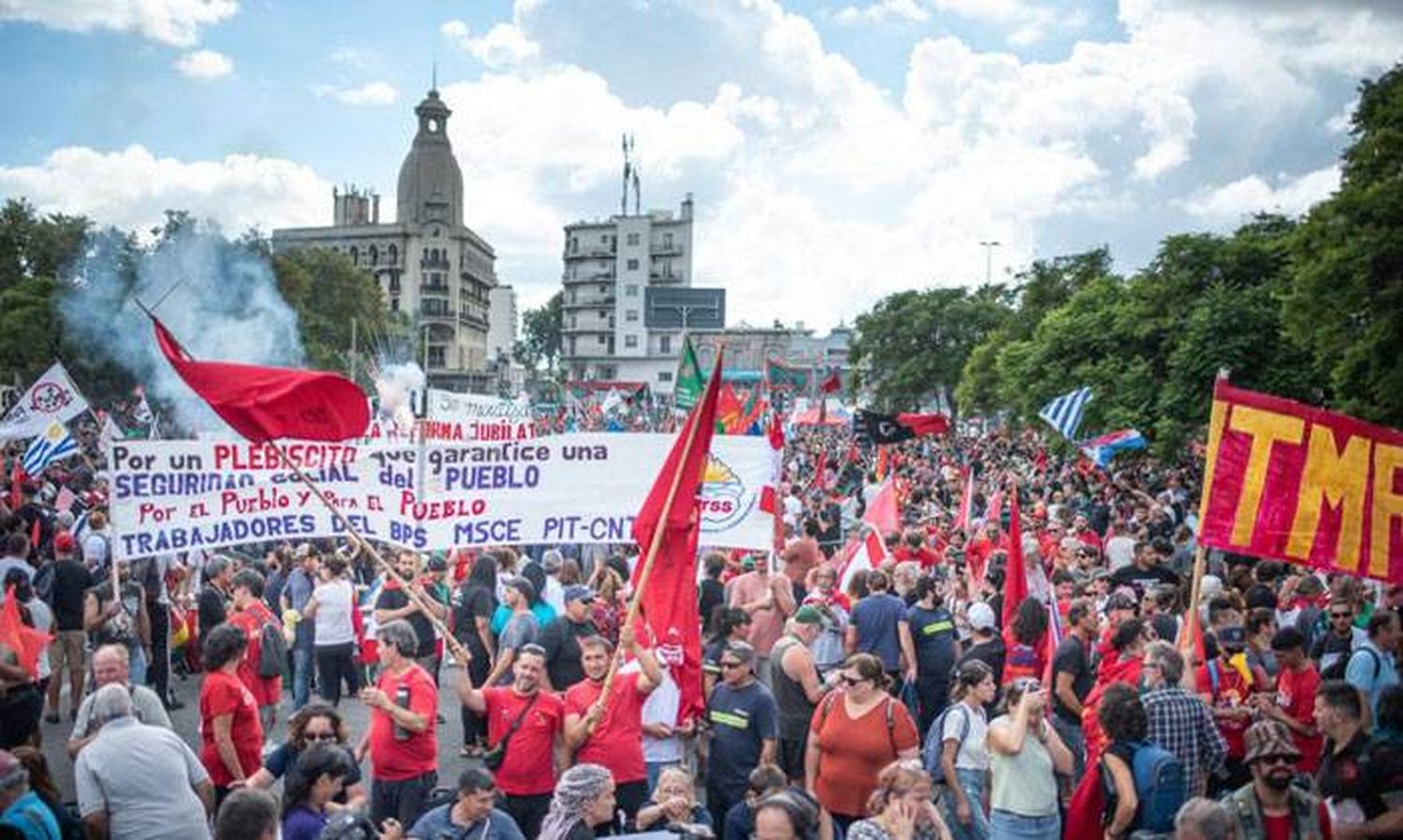 Masiva marcha en Montevideo en rechazo al proyecto de cambiar el sistema previsional