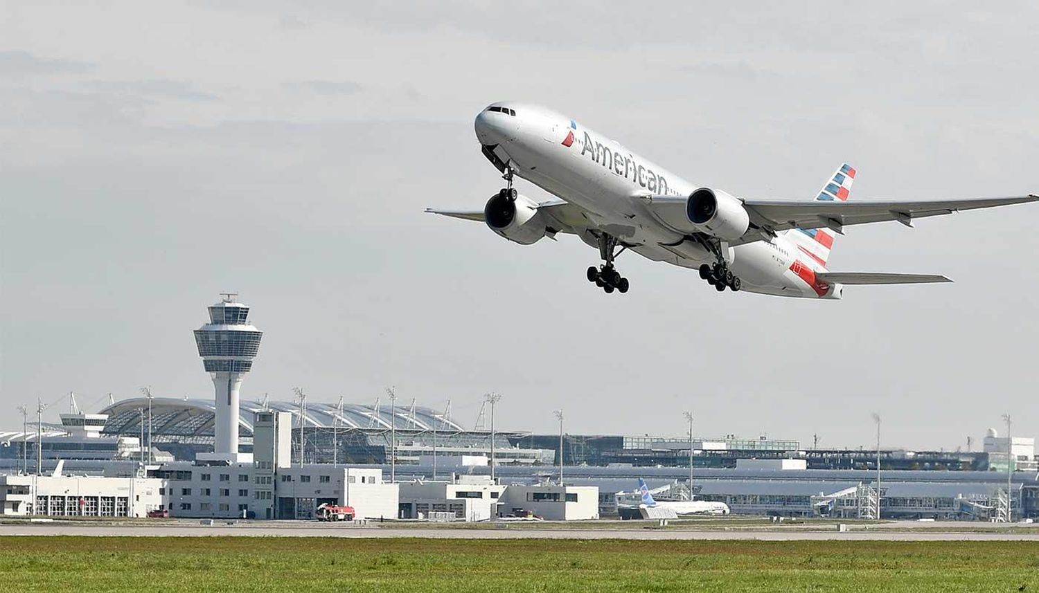 American Airlines gets tentative approval for New York-Tokio flights