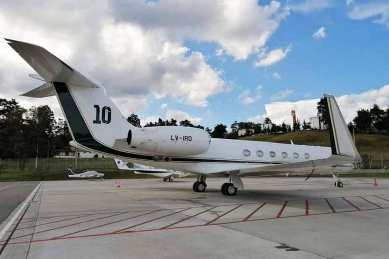 Escándalo por el avión de Messi: ecologistas franceses lanzaron fuertes críticas por su impacto ambiental