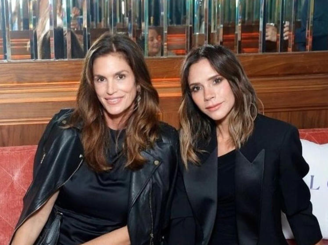Ambas figuras de la moda reafirmaron su estrecha relación a través de un gesto lleno de cariño y admiración.