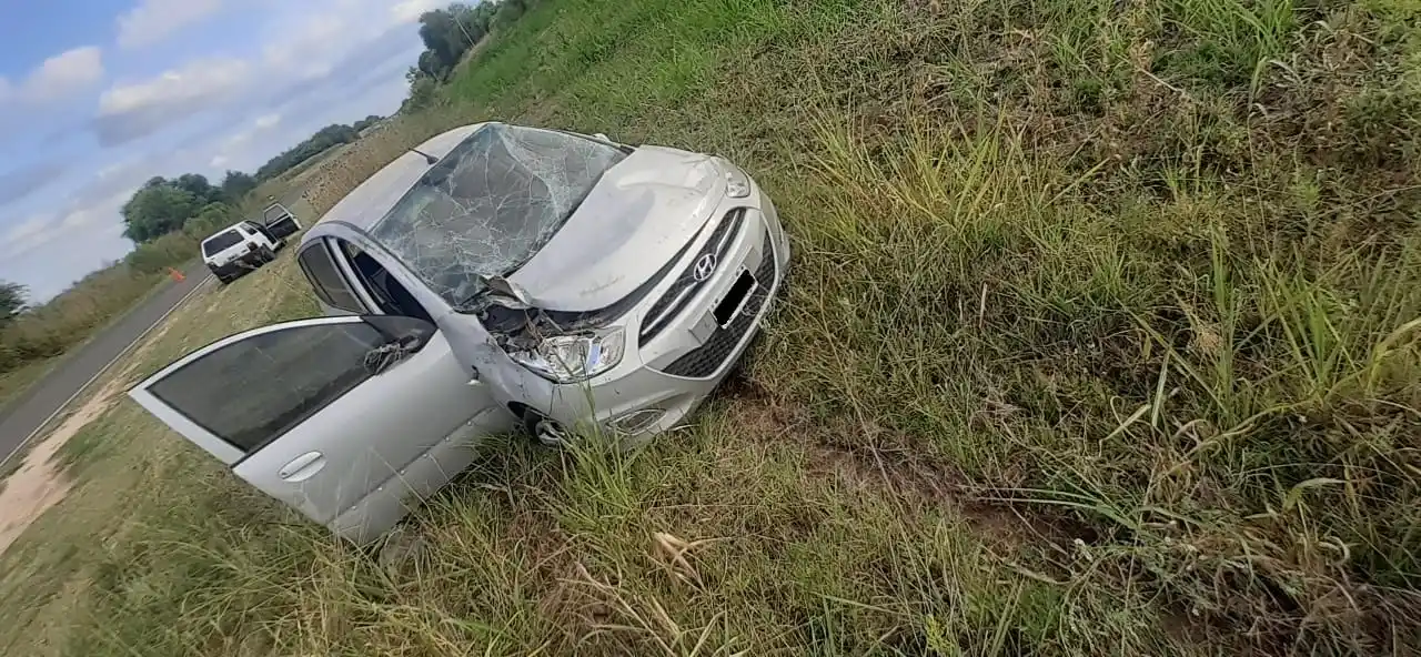 Automóvil mordió la banquina, despistó y volcó en la ruta