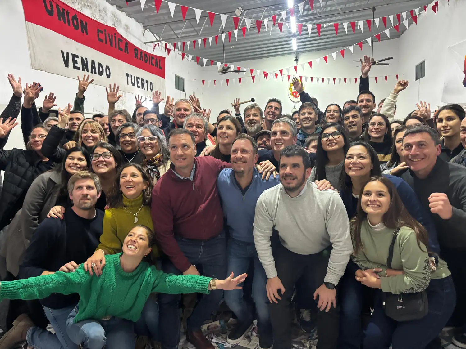 Juan Ignacio Pellegrini, Lisandro Enrico y Leonel Chiarella, entre otros dirigentes, durante los festejos en el Comité de la UCR. Foto: Gentileza