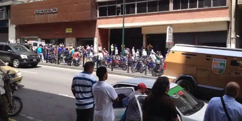 Hombre que intentó lanzarse de la sede del CICPC está acusado de feminicidio