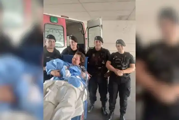 Operativo exitoso en Rosario: una mujer dio a luz en un patrullero con asistencia policial