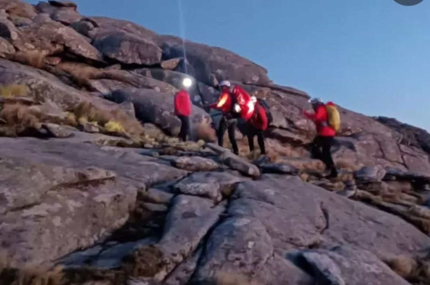 Quedaron varados dos contingentes en el Cerro Champaquí: una mujer sufrió un principio de ACV