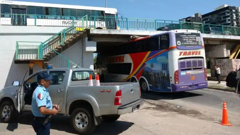 Un colectivo no pasó el puente: quedó atascado y hay tres chicos lesionados