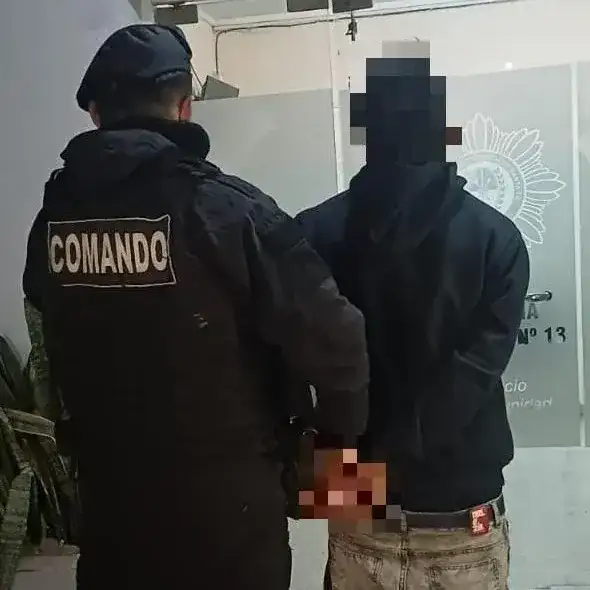 Un hombre de 27 años fue aprehendido en el norte de la ciudad: recuperaron dinero, un televisor y otros elementos - 3