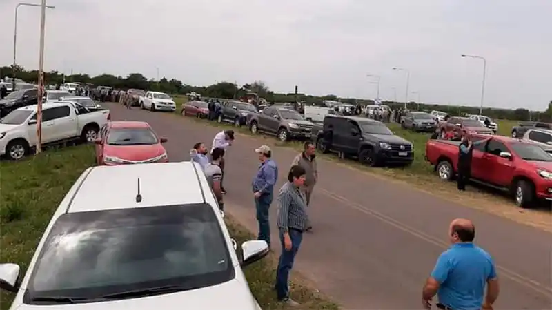 Disputa familia Etchevehere: Ruralistas se concentran en el ingreso al establecimiento agropecuario