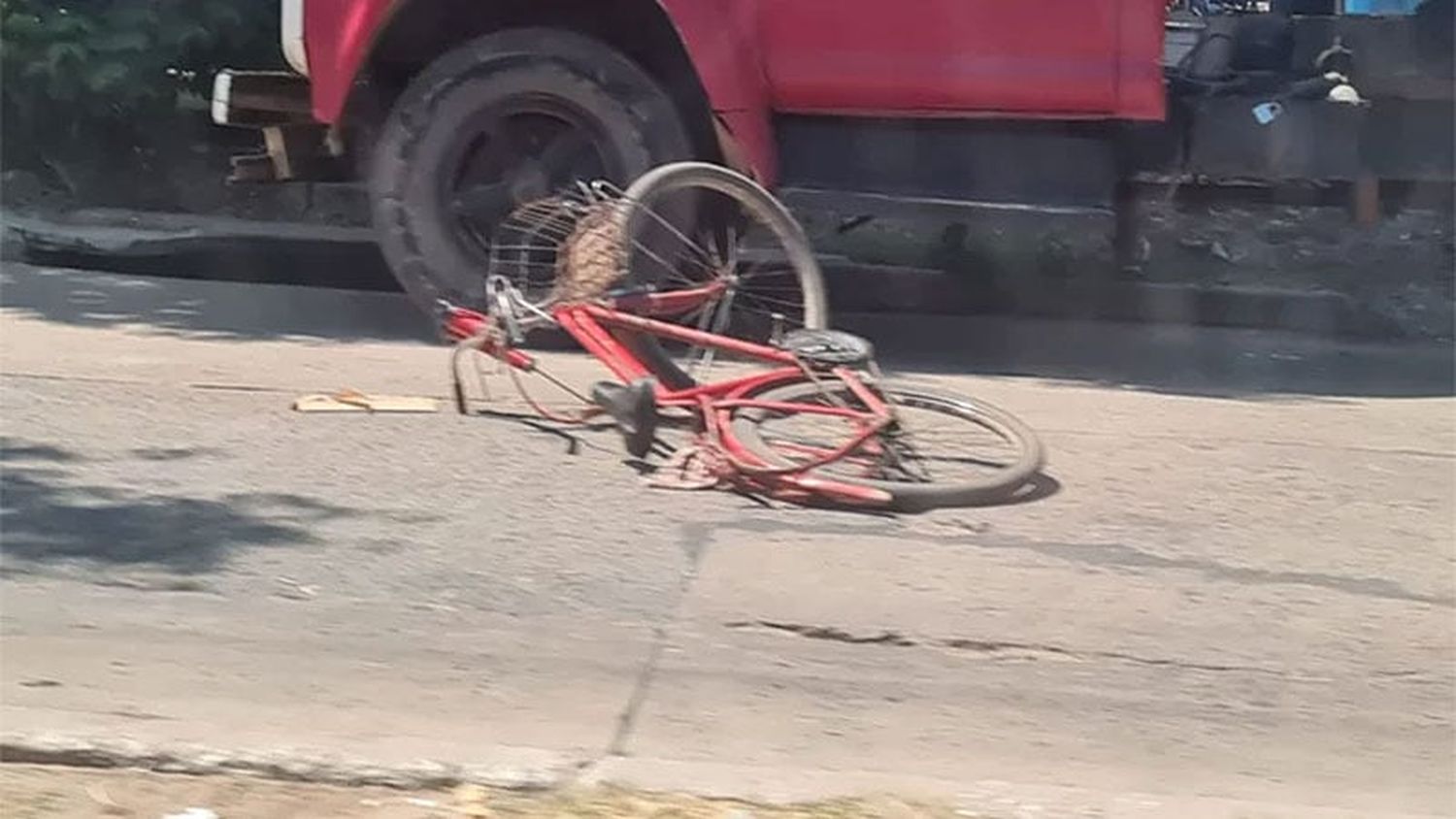 Murió una niña al ser embestida por un camión cuando iba en bicicleta con su papá