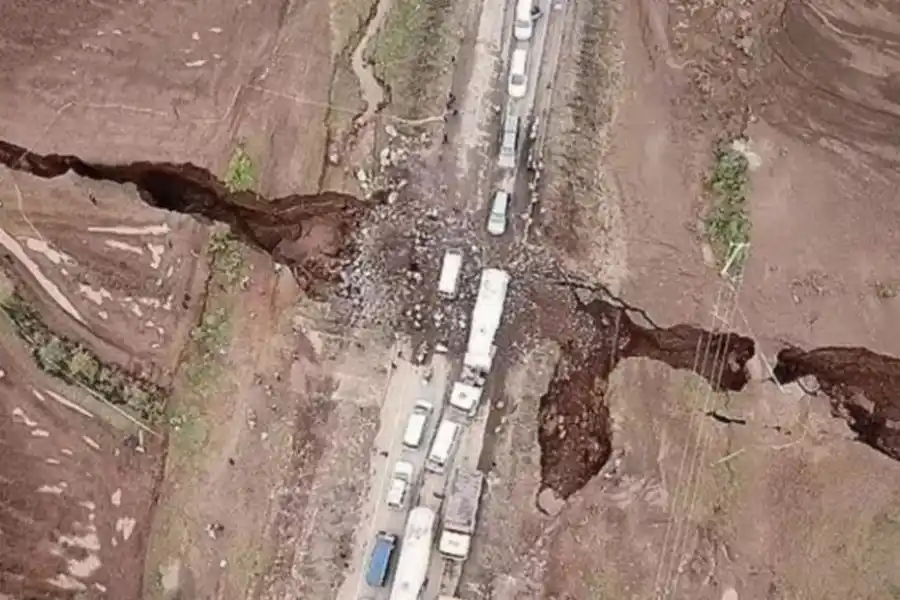 La pronunciada grieta se extiende desde el Golfo de Adén, en el norte del continente, hasta Zimbabue, al sur, y es una serie de valles profundos, acantilados escarpados y picos volcánicos.