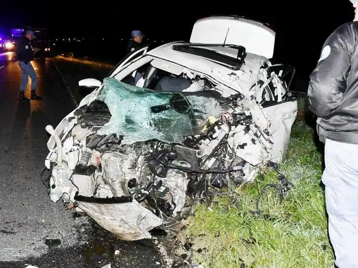 Los tres ocupantes de un auto sufrieron lesiones 
al chocar de frente con camión en la ruta 81