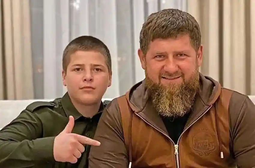El líder checheno aliado de Putin designó a su hijo de 15 años como su jefe de seguridad