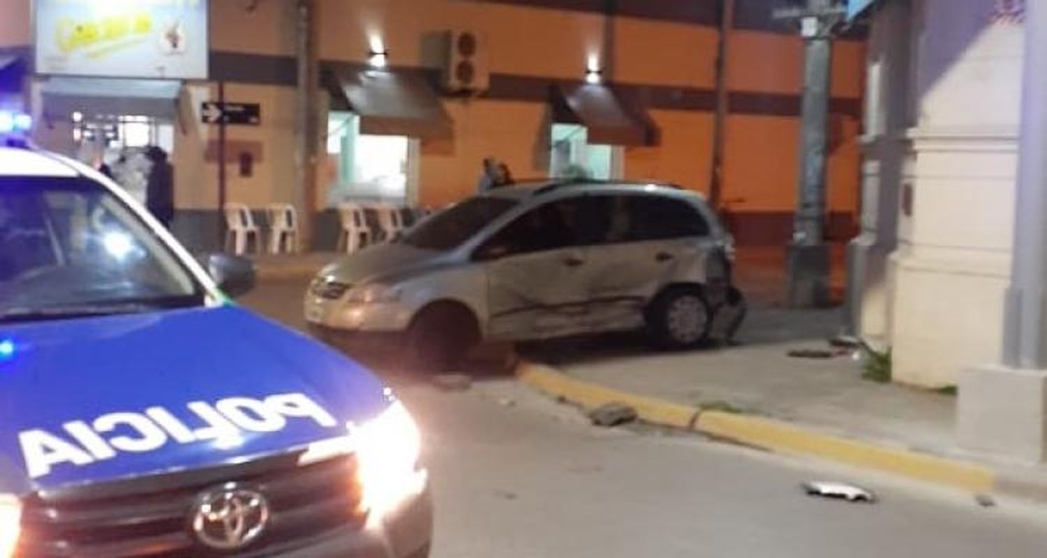 Accidente de tránsito en pleno centro: Chocaron dos autos y uno quedó arriba de la vereda