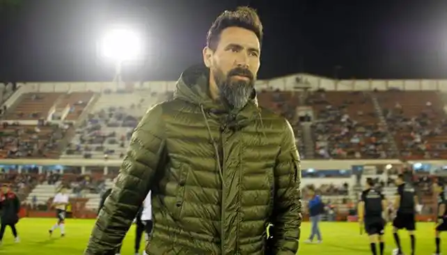 Eduardo Domínguez dejó de ser el técnico de Huracán