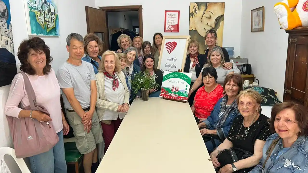 Integrantes del Garden Club Necochea y de la Cooperadora del Hospital, junto a Ramón Yamamoto, durante la entrega de la importante suma recaudada en el té solidario y la venta de plantines