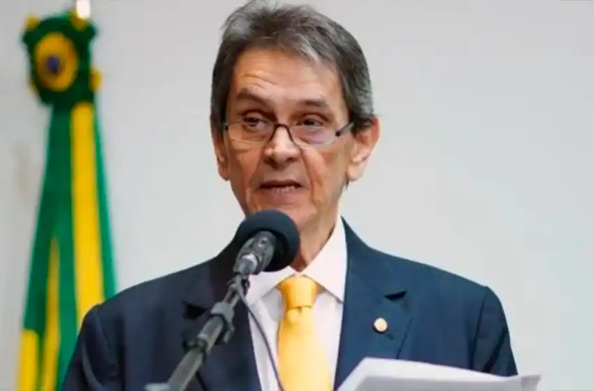 Un político aliado de Bolsonaro se atrincheró e hirió a dos policías para evitar ser detenido