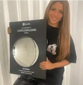 Shakira con el reconocimiento de Spotify. Foto Instagram