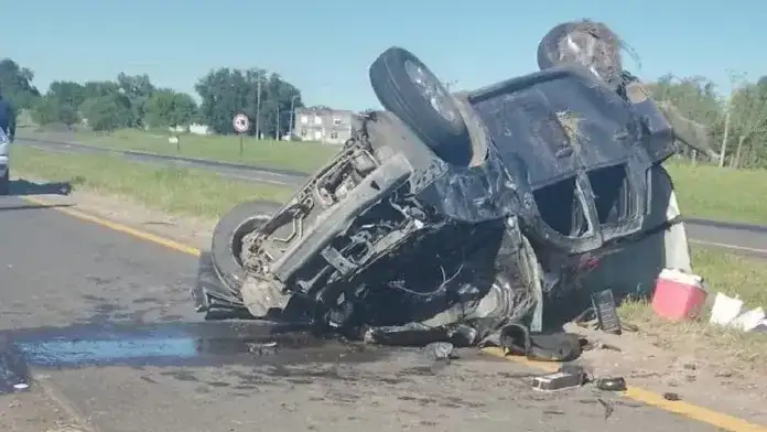 Una familia volcó cuando viajaba en camioneta por la Autovía 14