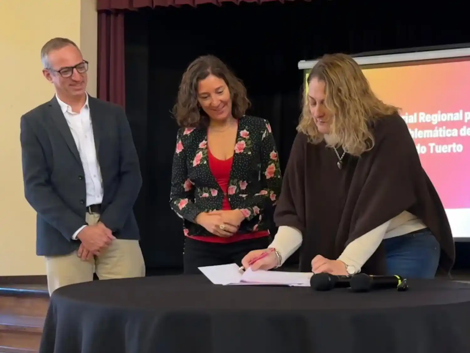 Leticia Di Gregorio (centro) junto a Sánchez de Bustamante y la ministra de Salud Silvia Ciancio.
