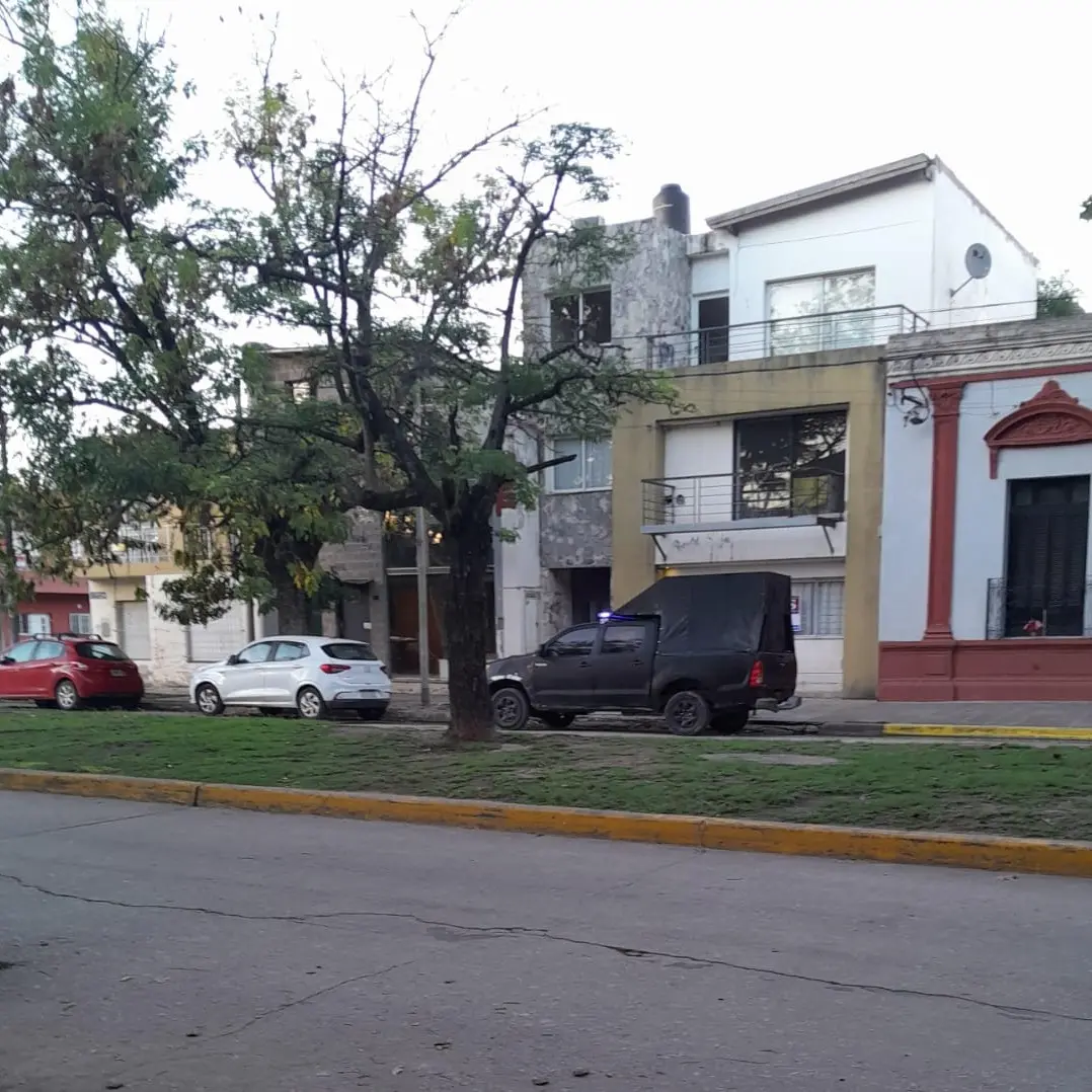 Un móvil custodiaba la entrada de la escuela Normal este viernes.