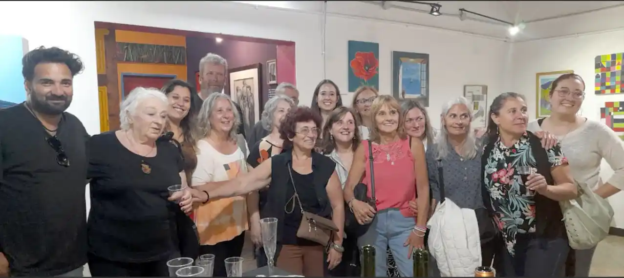 Taller de plástica de adultos. Alumnos junto al director de la escuela, Sebastián Serqueira, y a la profesora Griselda Rodríguez