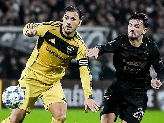 Paredes lucha con Giménez.