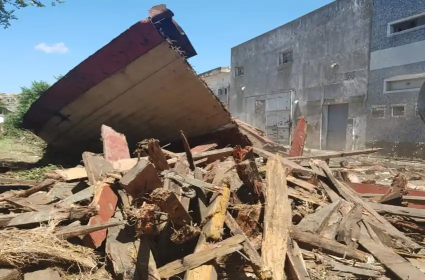 Cómo fue el operativo para retirar un barco que estuvo abandonado en plena calle por más de 40 años