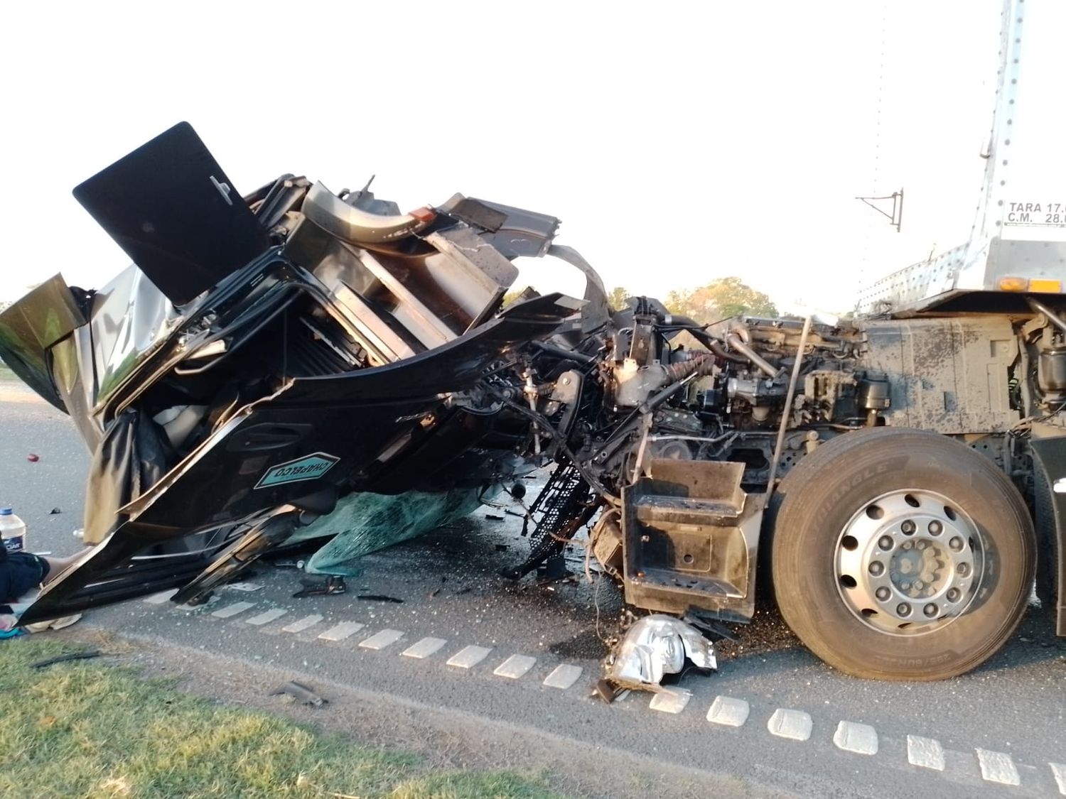 Autopista Rosario- Santa Fe: un violento choque entre dos camiones dejó un chofer herido