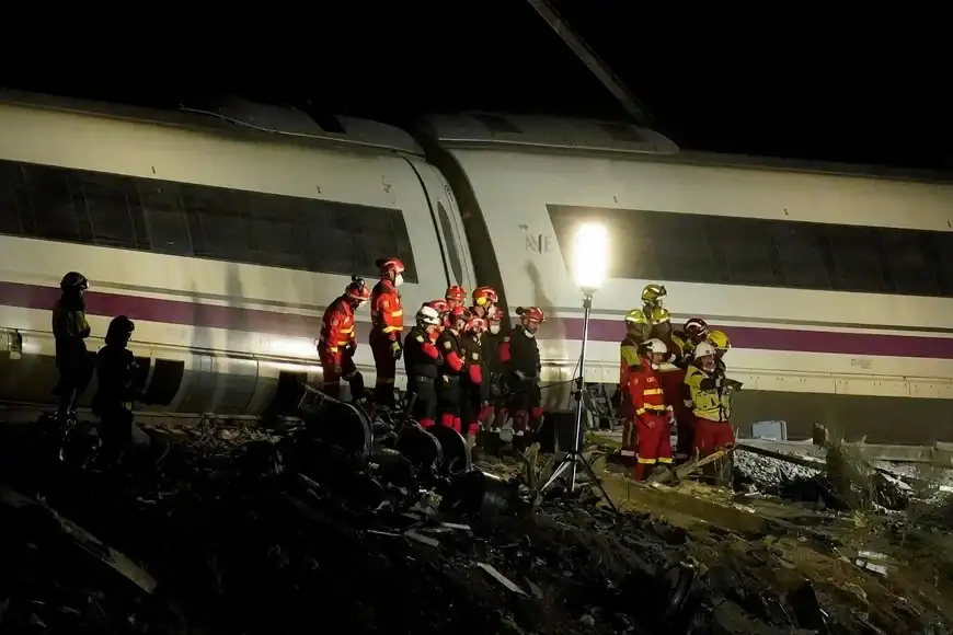Buscan a un argentino de 51 años que desapareció tras el choque de trenes en España - 6